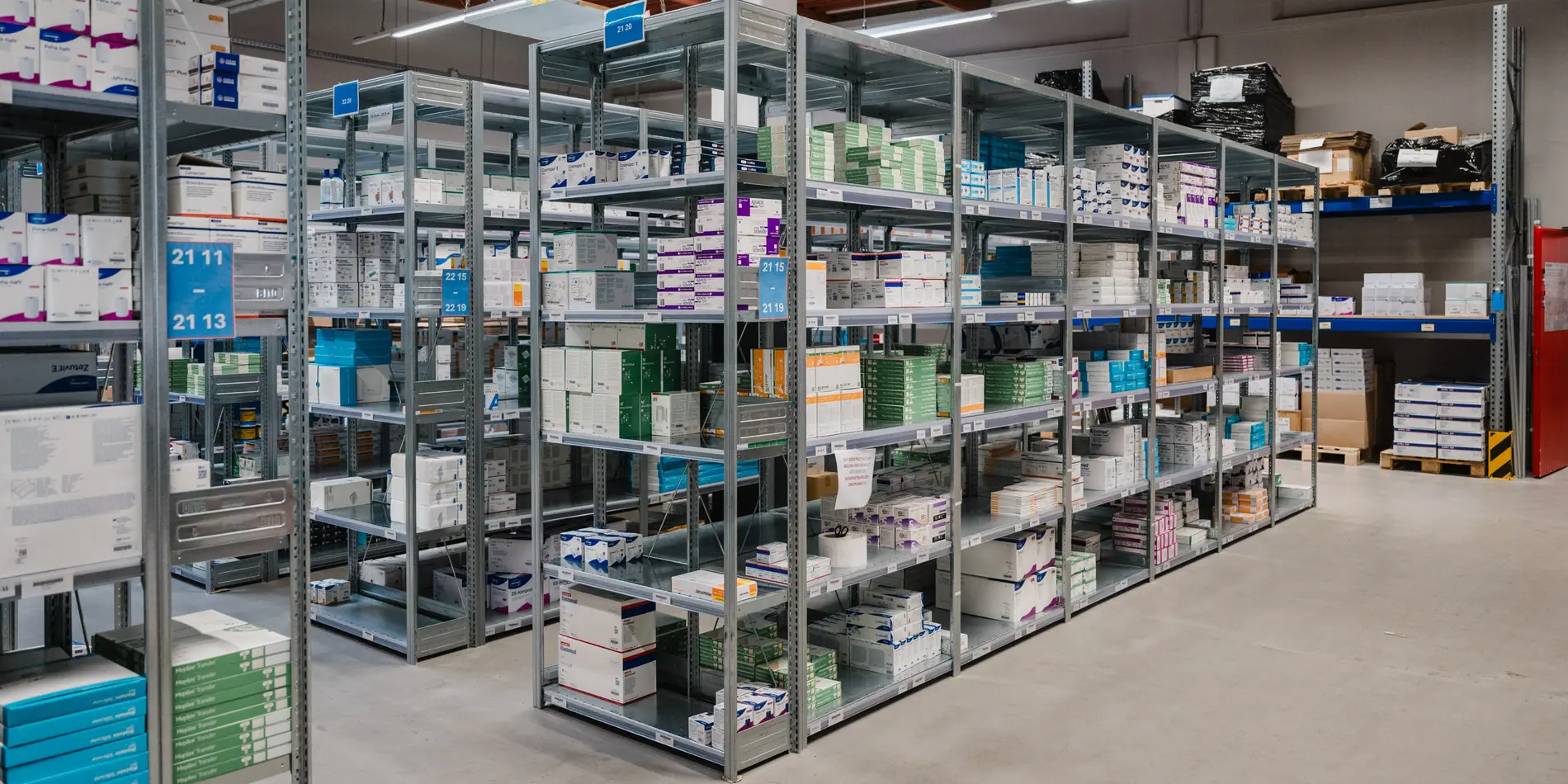 Regalfront im Lager von adequapharm, die Fächer voller Medizinprodukte